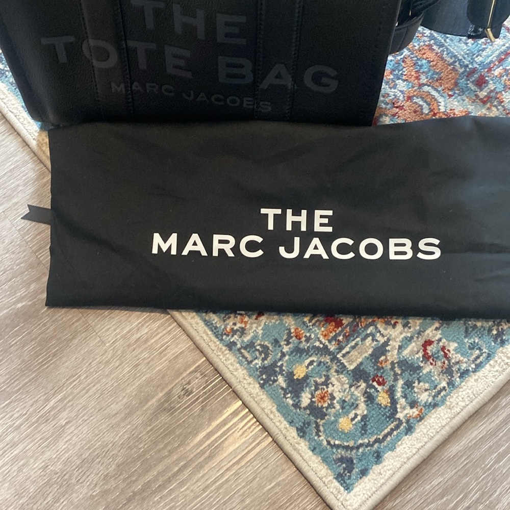 Marc Jacobs Black Tote Bag
Leather
Dust bag 
Purse insert
MEDIUM - Picture 9 of 10